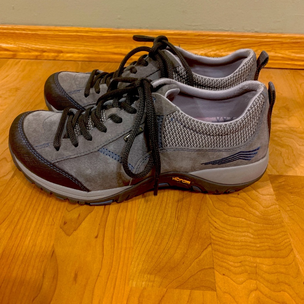 Dansko Vibram used waterproof women’s outdoor sneakers size 7.5